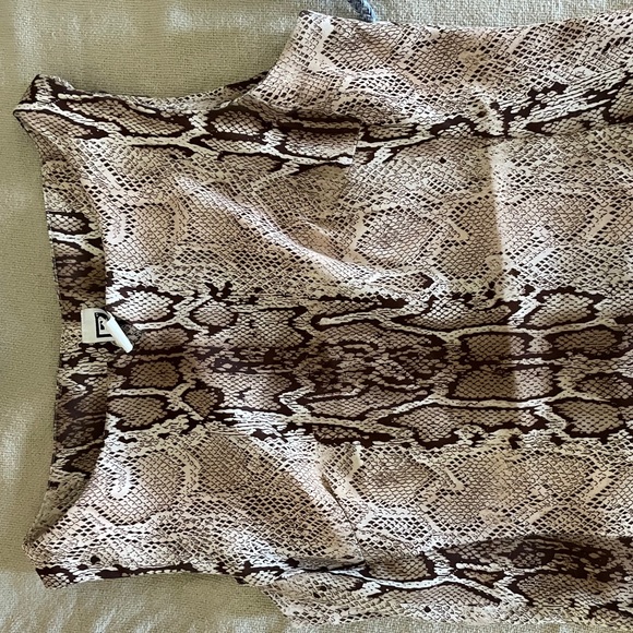 Very stylish snakeskin print soft mini dress - Picture 4 of 4